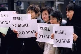 Japanese citizens deliver protest message to Bush